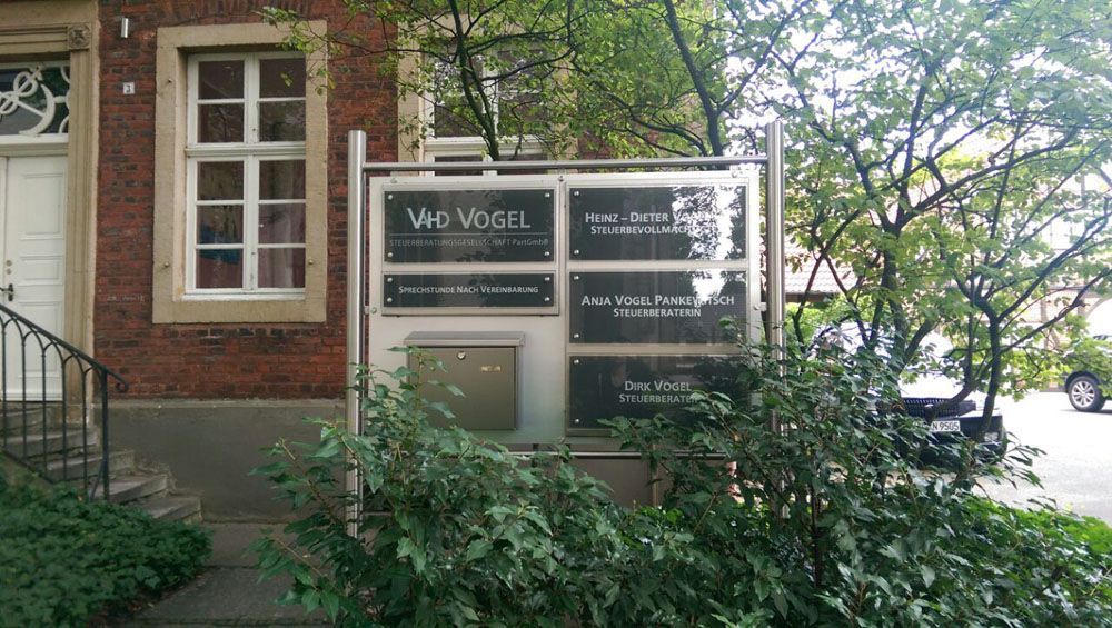Ein Gebäude mit einem Schild mit der Aufschrift „We Vogel“ darauf