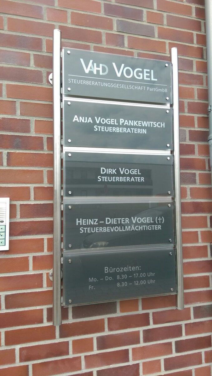 Ein Schild an einer Backsteinmauer mit der Aufschrift „vhd vogel“