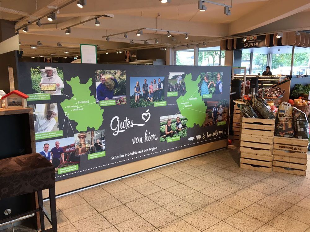 Eine große Wand mit vielen Bildern in einem Geschäft.