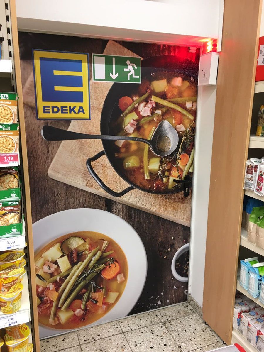 An der Wand eines Ladens hängt das Bild einer Schüssel Suppe.