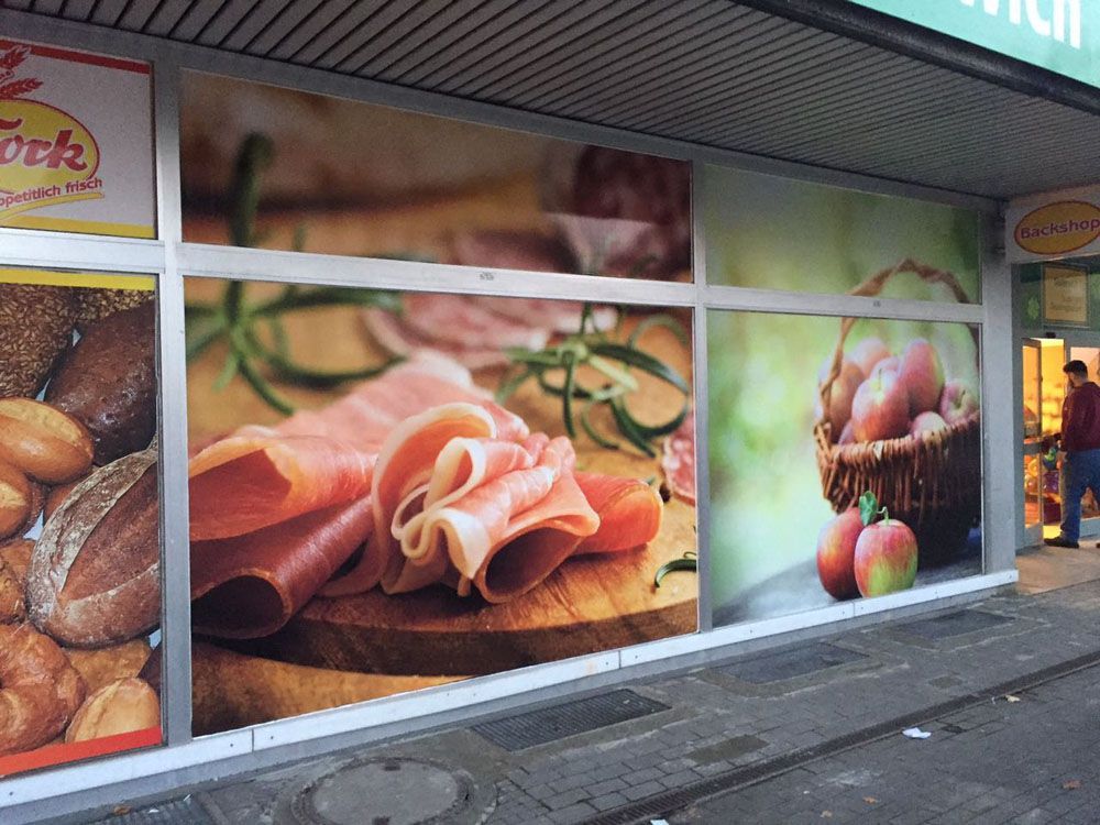 Eine Ladenfront mit einem großen Bild von Lebensmitteln darauf