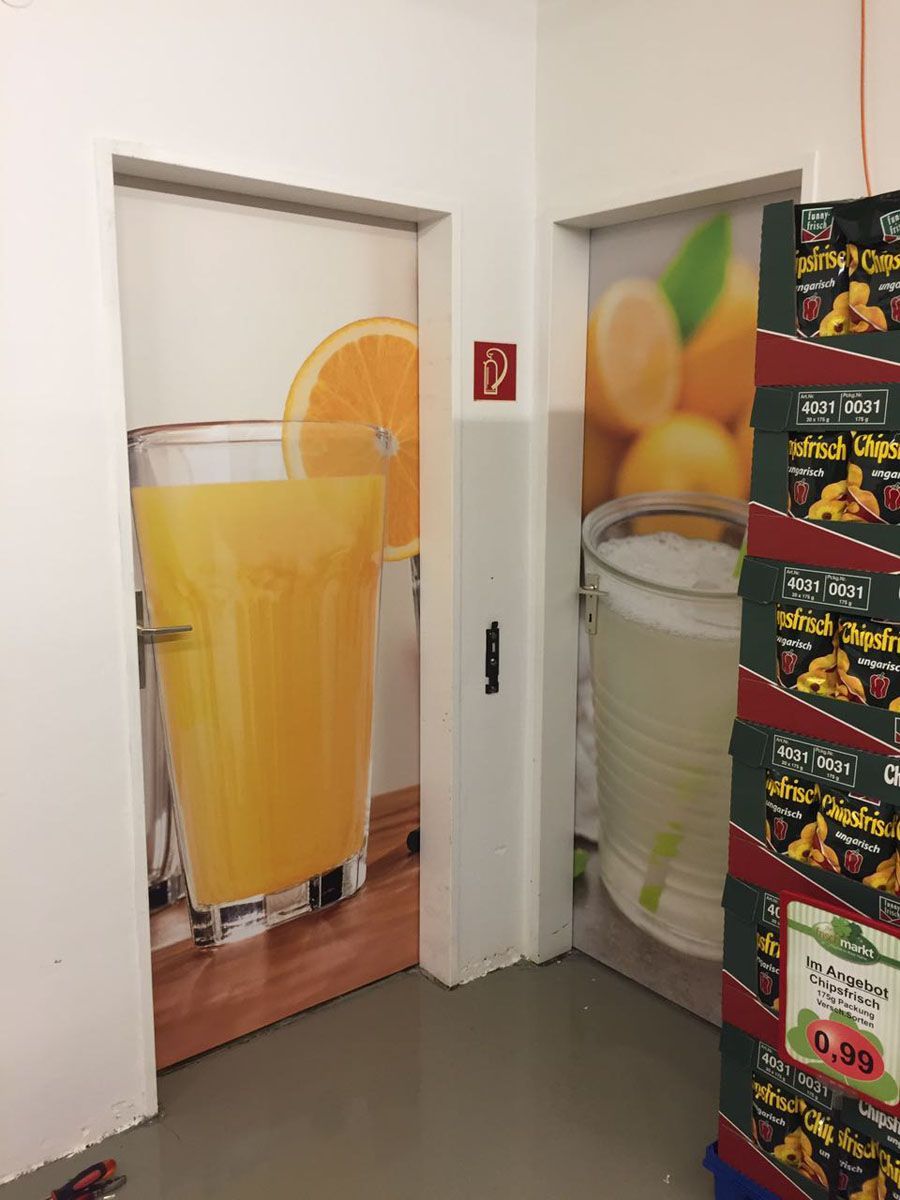Eine Tür mit einem Bild von einem Glas Orangensaft darauf