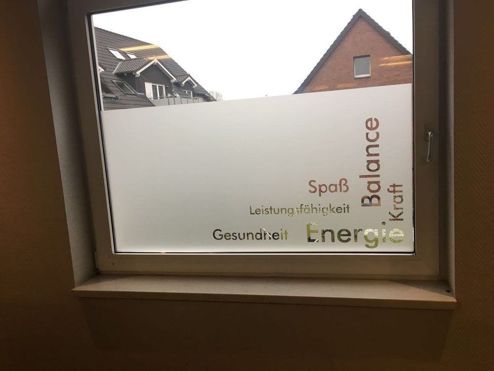 Ein Fenster mit einem Aufkleber mit der Aufschrift „Balance“