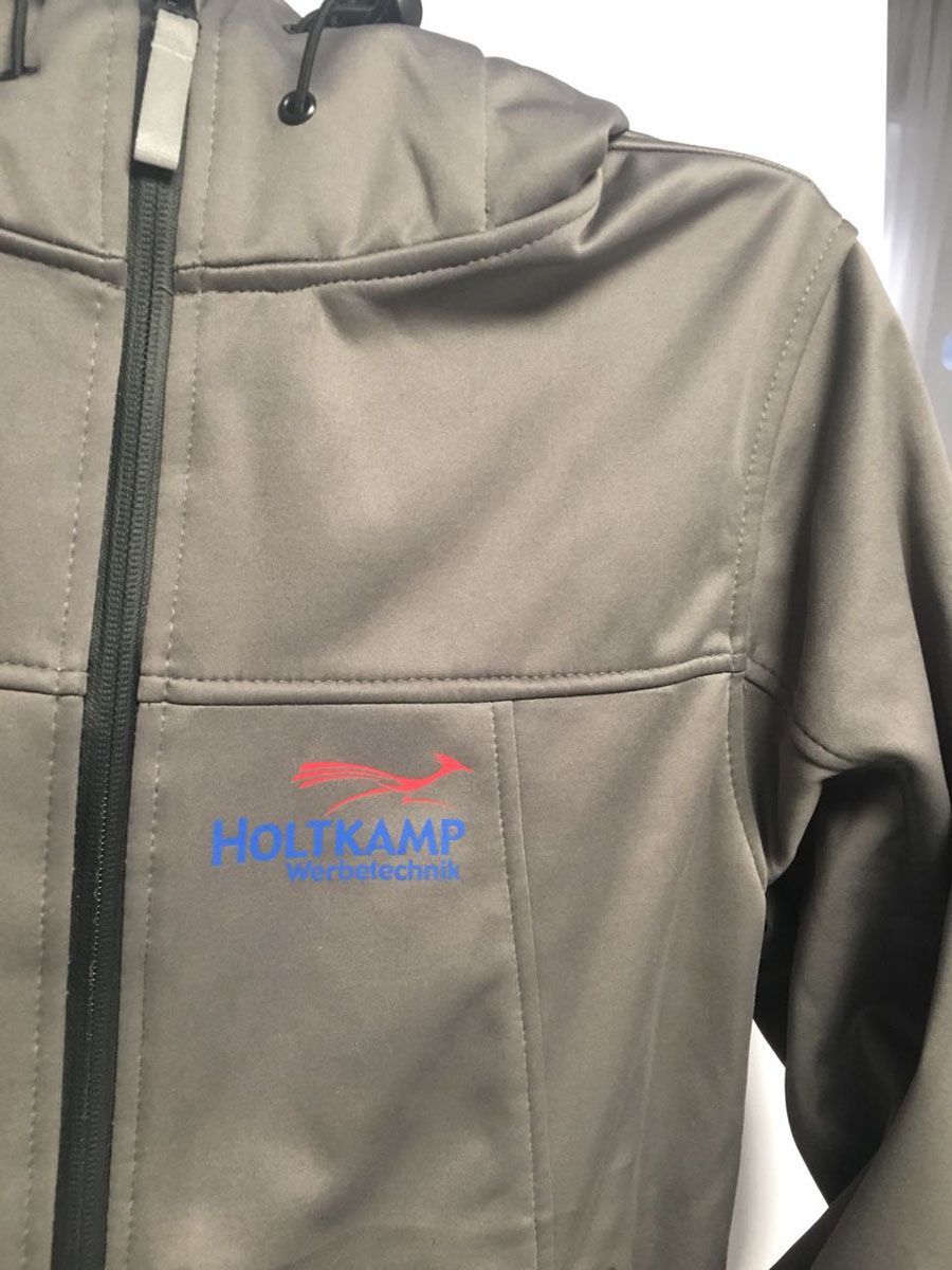 Eine Nahaufnahme einer Jacke mit der Aufschrift „Hol Tramp“