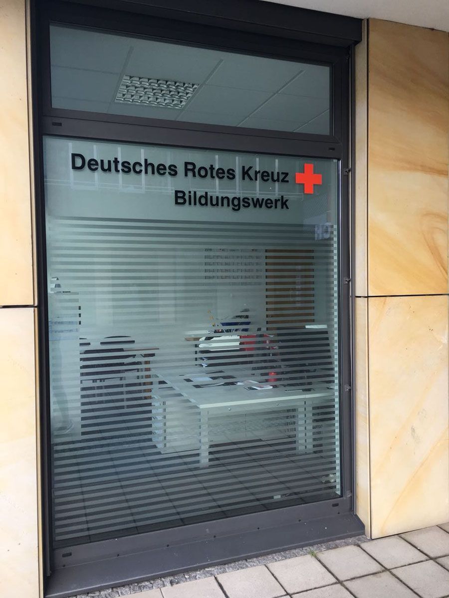 A window that says deutsches rotes kreuz bildungswerk on it