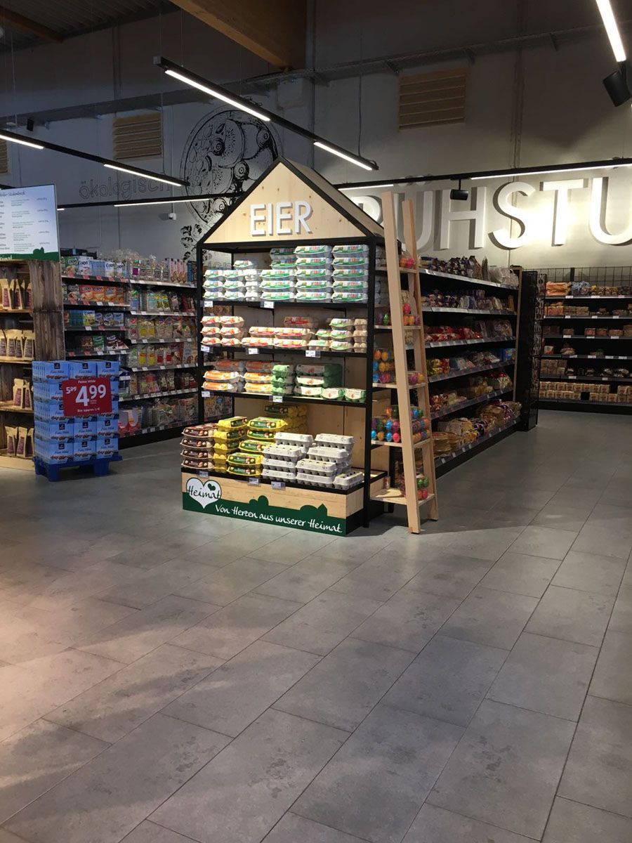 Ein Ladengang mit einem Schild mit der Aufschrift „eer“ darauf