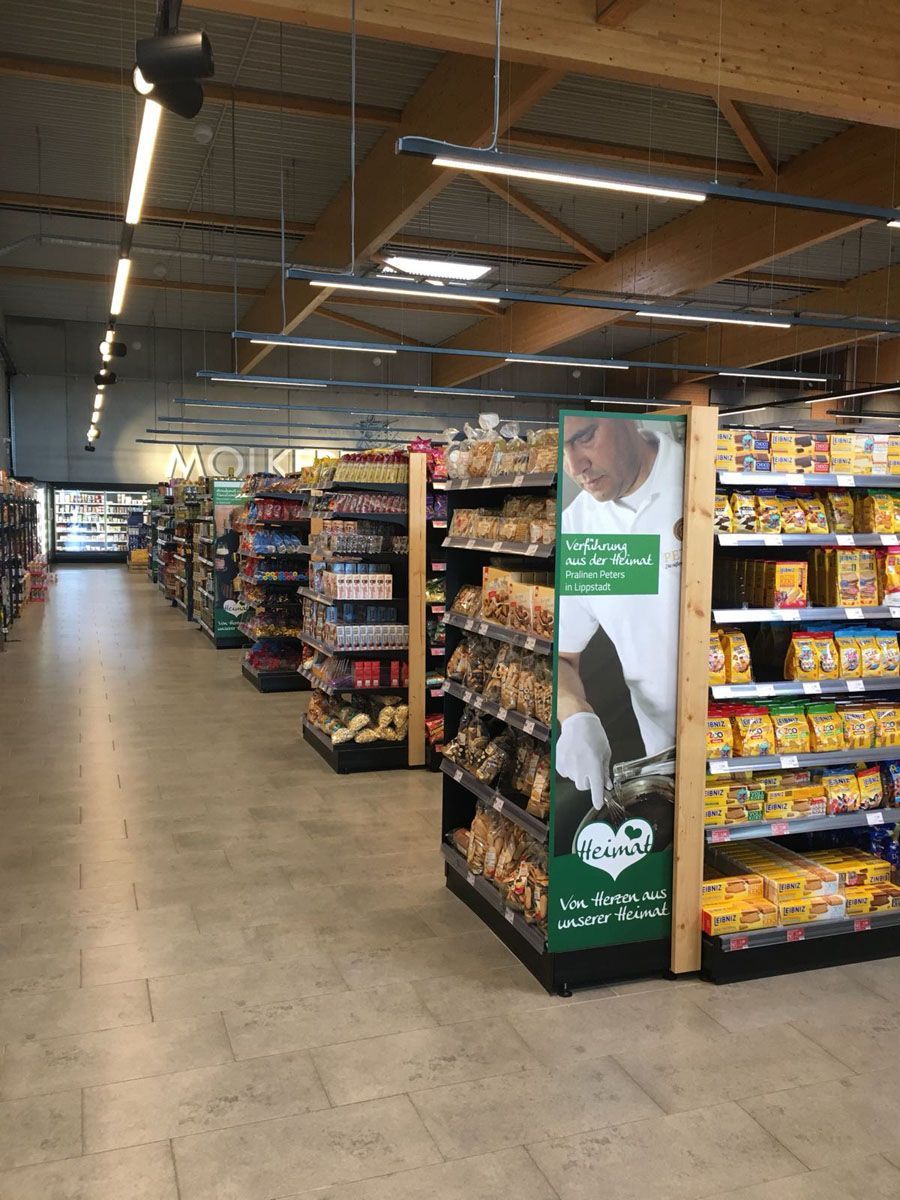 Ein langer Gang eines Lebensmittelladens mit einer Ausstellung eines Kochs