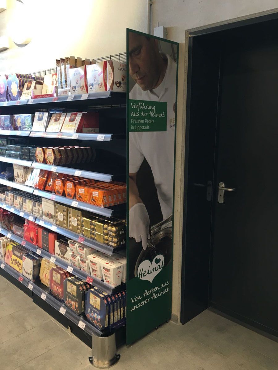 Ein Ladengang mit einem Bild eines Mannes darauf