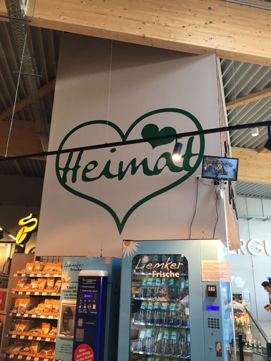 Ein Schild, das von der Decke eines Ladens hängt und auf dem 