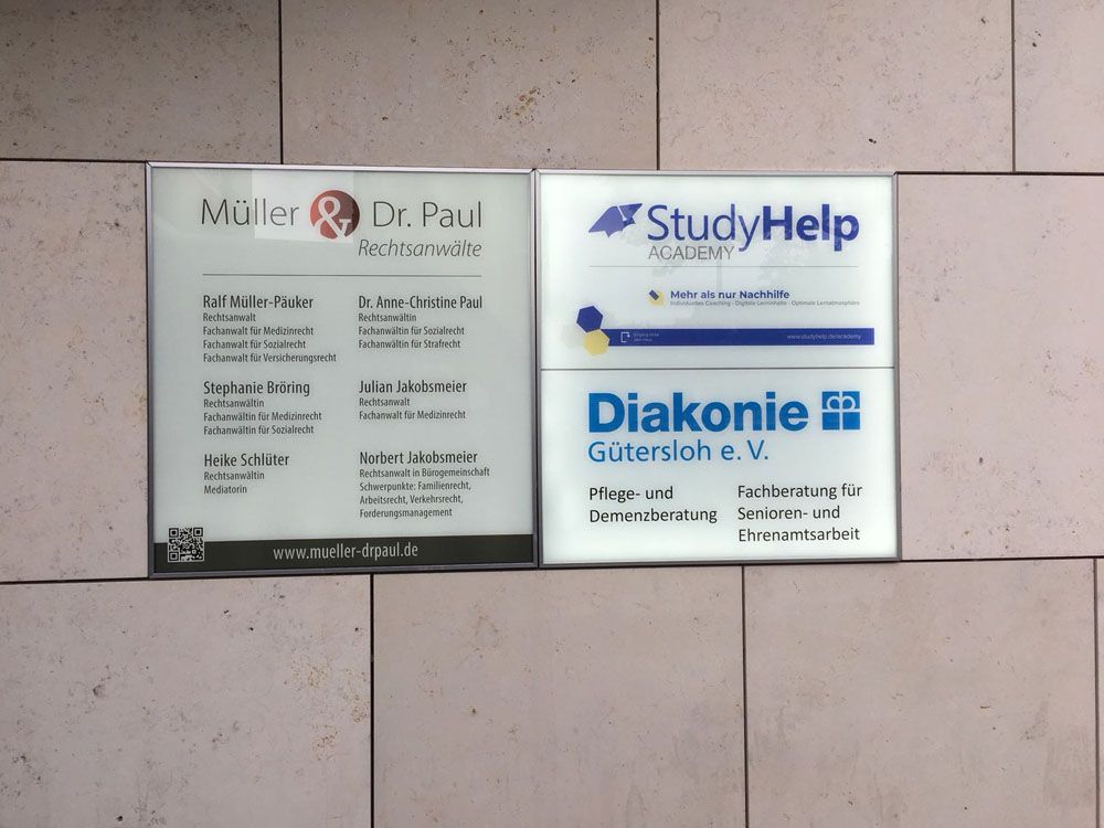 Ein Schild mit der Aufschrift „Lernhilfe“