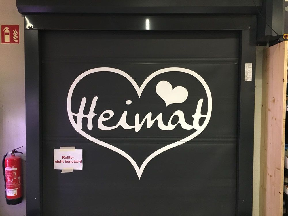 Ein schwarzes Garagentor mit einem Herz und dem Wort 