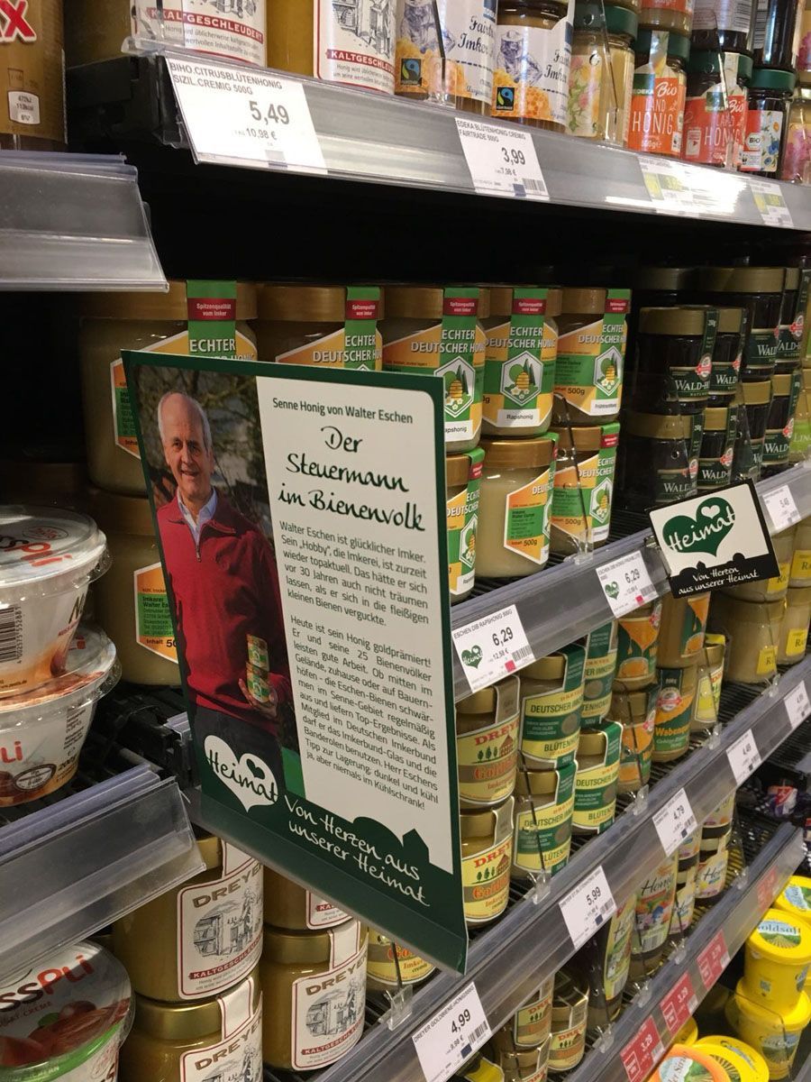 Ein Regal in einem Lebensmittelgeschäft voller Gläser mit Konserven.