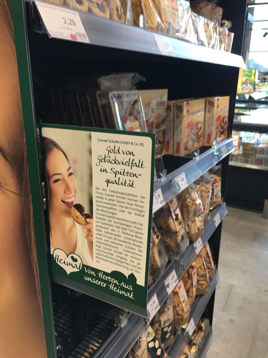 Ein Bild einer Frau steht auf einem Regal in einem Geschäft