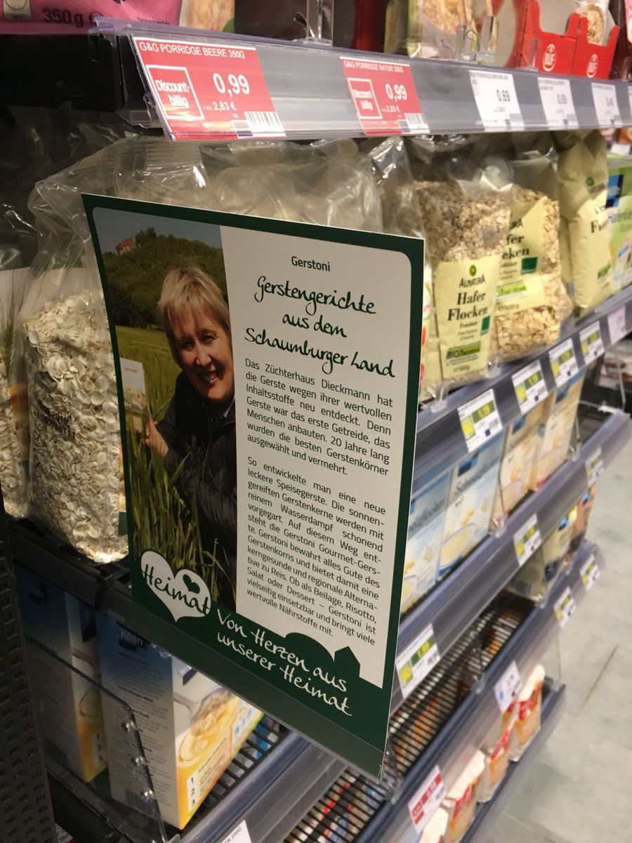 In einem Geschäft steht auf einem Regal ein Bild einer Frau.