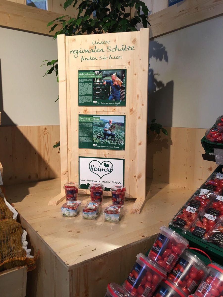 Eine Holzauslage in einem Geschäft mit Erdbeeren darauf