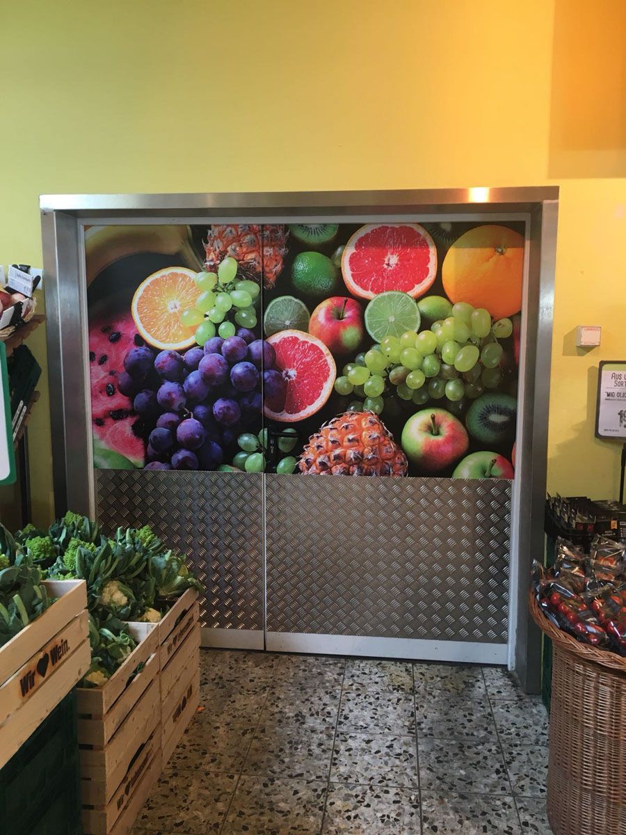 Eine Wand mit einem Bild von Obst darauf