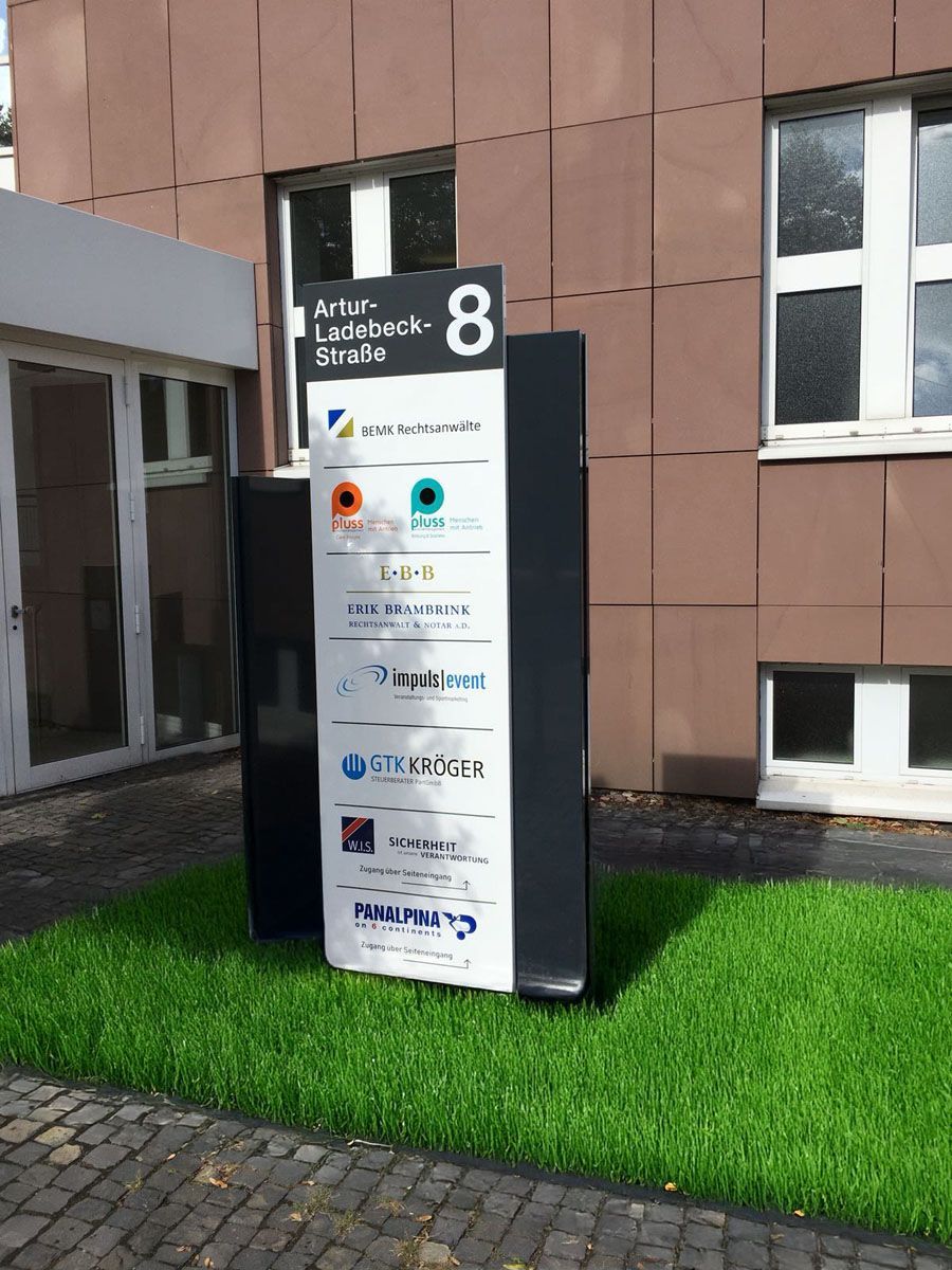 Ein Schild vor einem Gebäude mit der Nummer 8 darauf