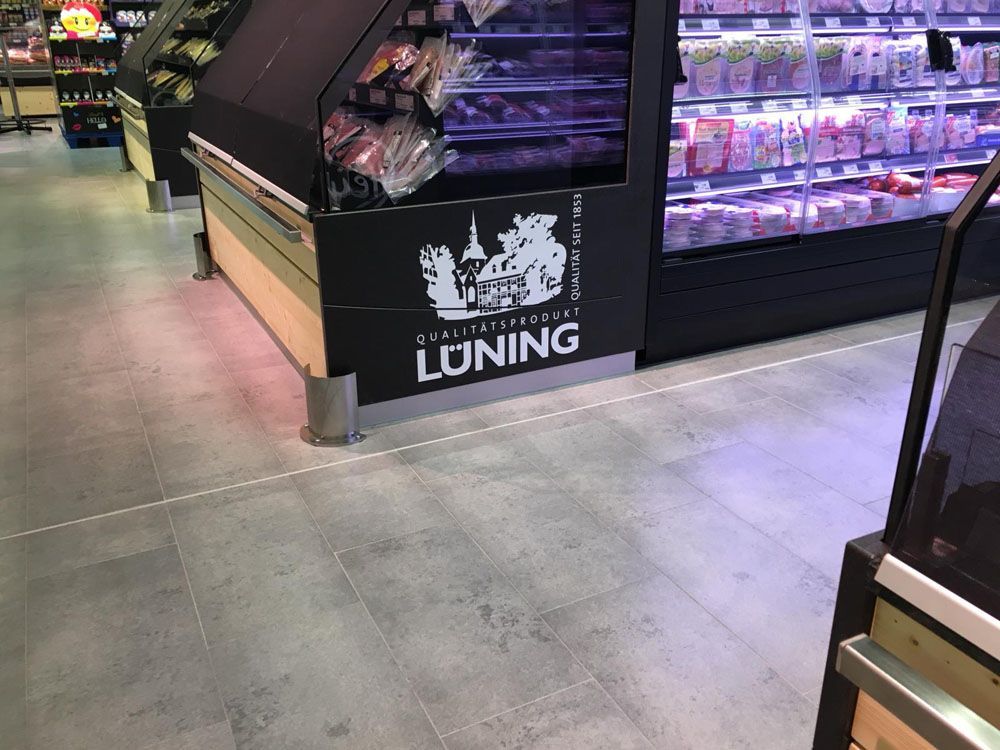 Ein Lebensmittelladen mit einem Schild auf dem Boden, auf dem steht „Luning“.