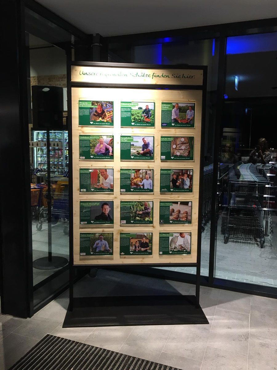 Ein Schild mit vielen Bildern darauf in einem Raum