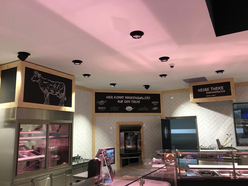 Eine Metzgerei mit einem Schild an der Decke, auf dem „gesundes Fleisch“ steht.