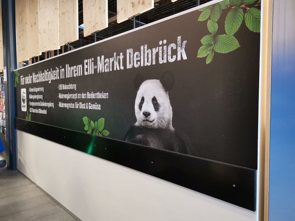 Ein Pandabär steht auf einem Schild mit der Aufschrift „Markt Delbrück“