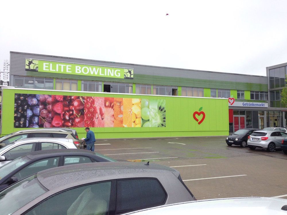 Ein grünes Gebäude mit der Aufschrift „Elite Bowling“ darauf