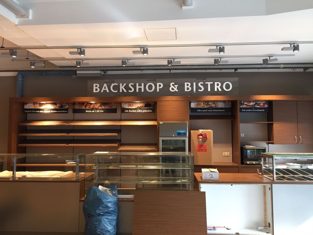 Eine Bäckerei mit einem Schild mit der Aufschrift „Backshop & Bistro“