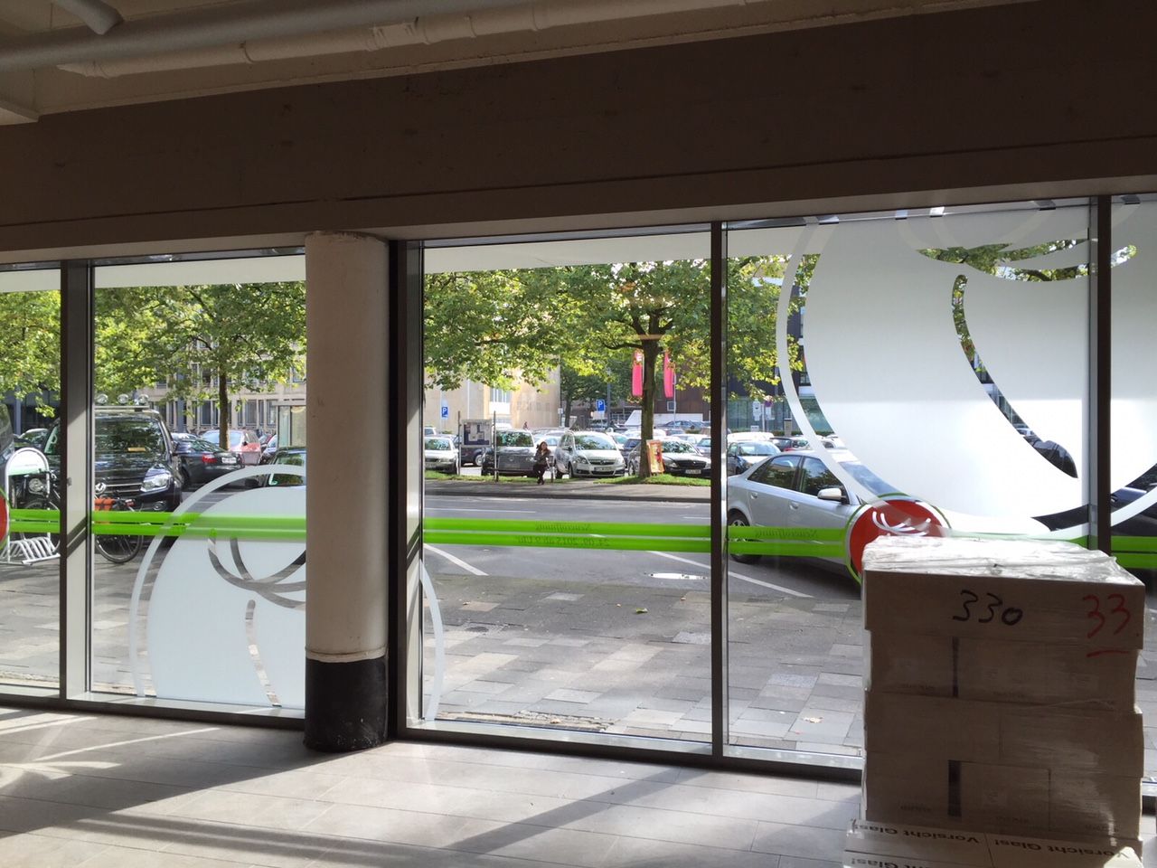 Ein Raum mit vielen Fenstern und Kisten auf dem Boden