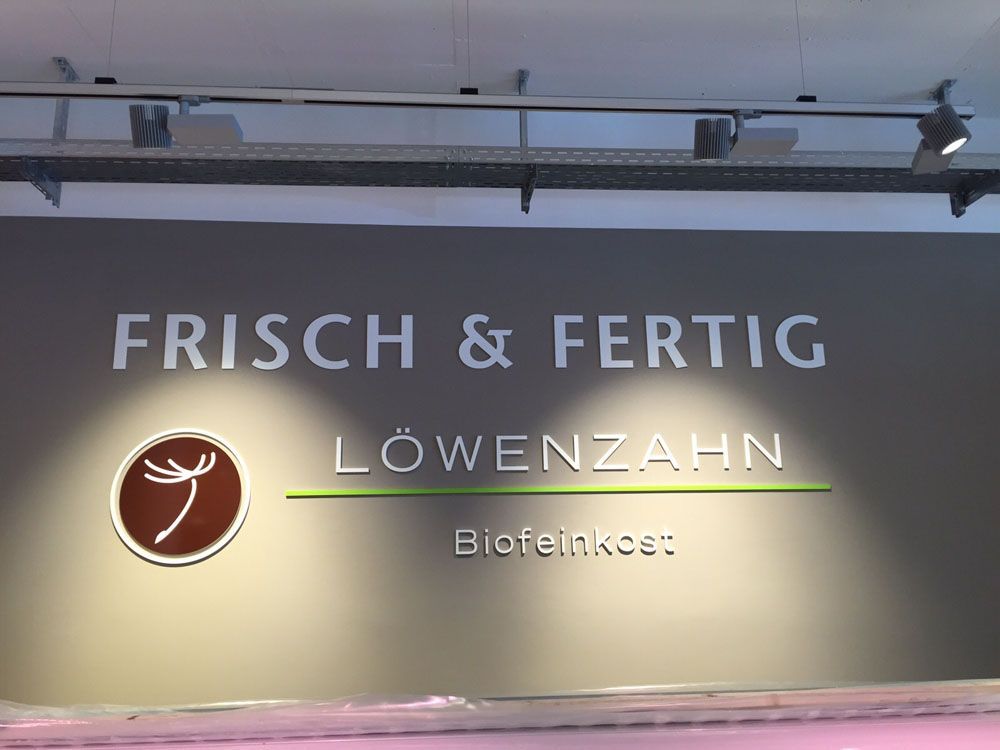 A sign that says frisch & fertig on it