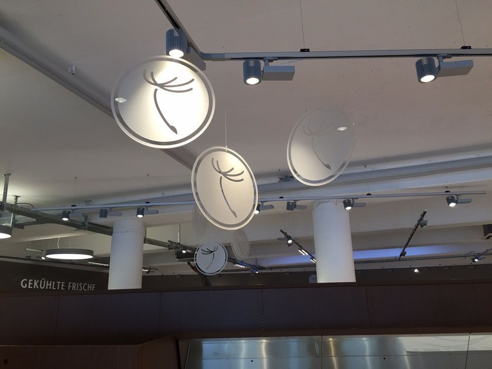 Eine Uhr hängt von der Decke in einer Küche