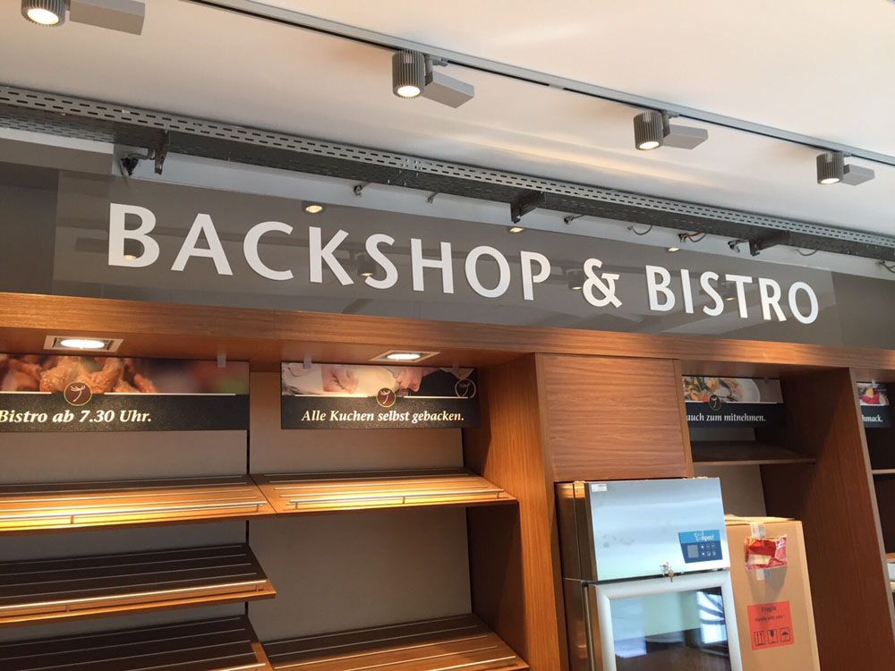 Eine Bäckerei mit einem Schild mit der Aufschrift „Backshop & Bistro“