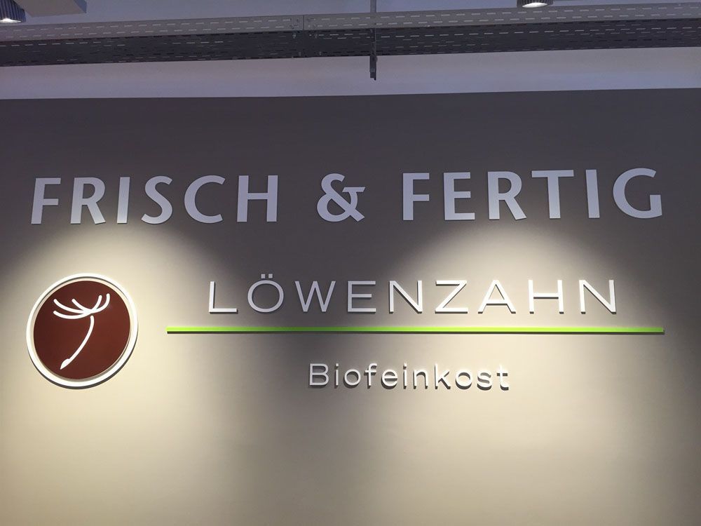 A sign that says frisch & fertig on it