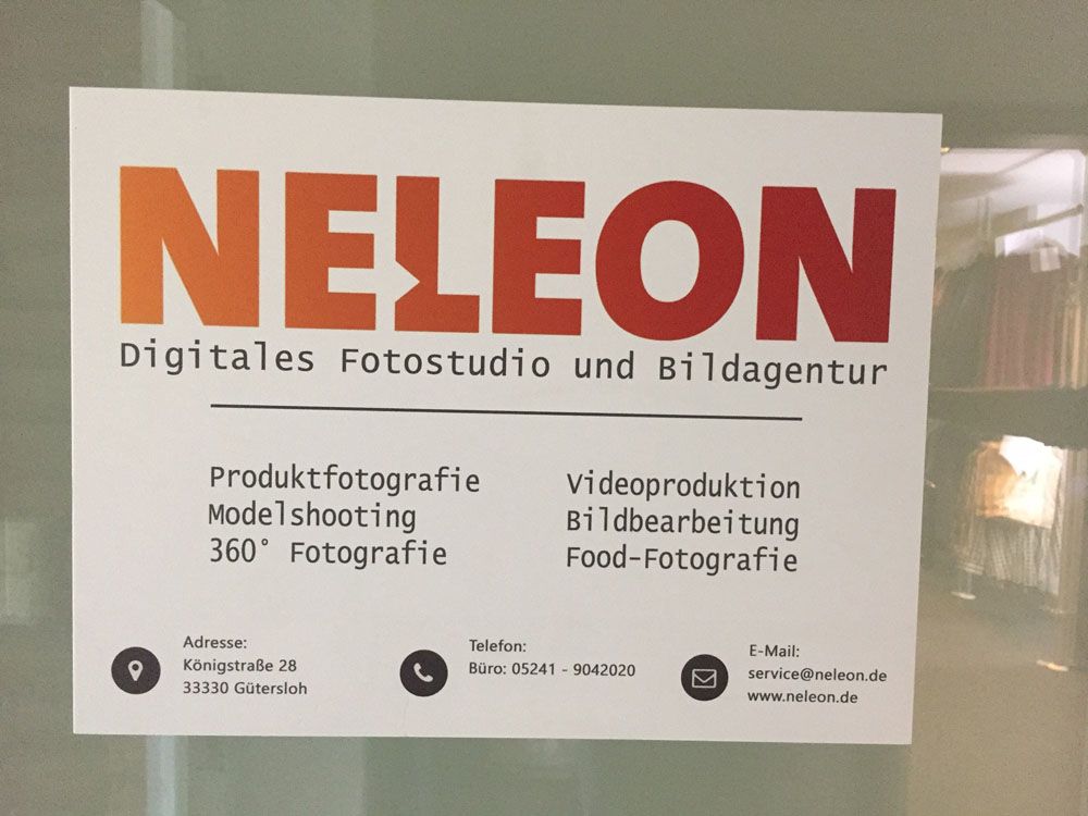 A sign for neleon digitales fotostudio und bildagentur