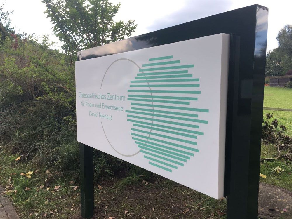 Ein weißes Schild mit einem grünen Herz darauf