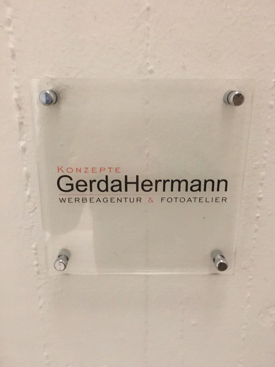 Ein Schild an der Wand mit der Aufschrift Gerda Hermann