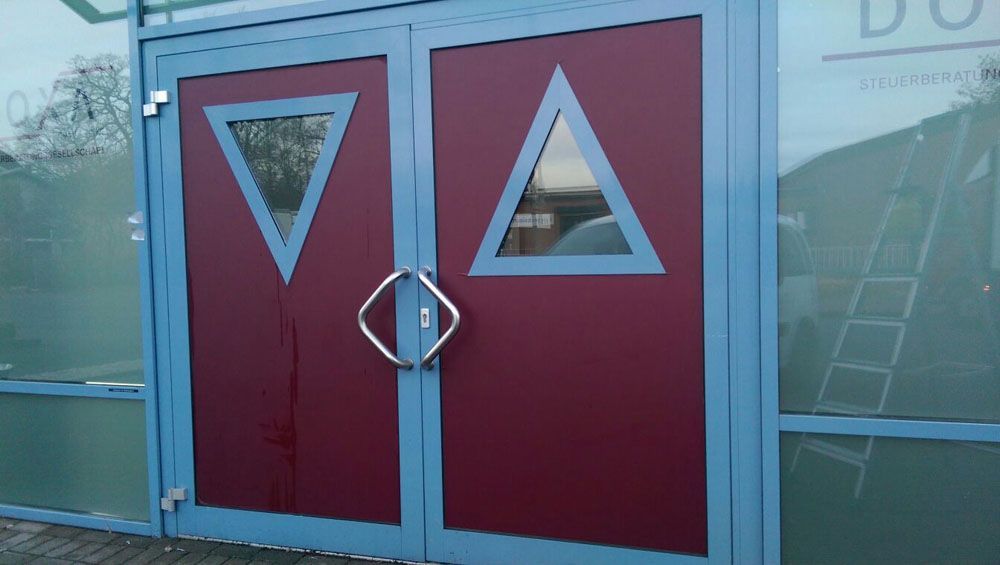 Eine rote Tür mit einem blauen Dreieck darauf