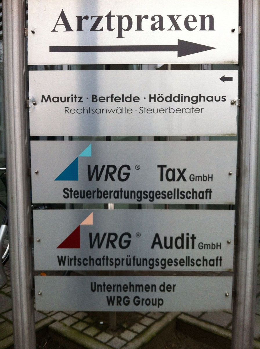 Ein Schild mit der Aufschrift „Arztpraxen“