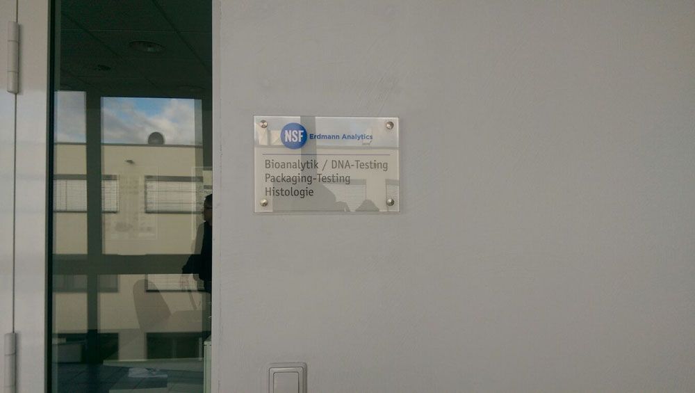 Eine Tür mit einem Schild darauf und eine Glastür.