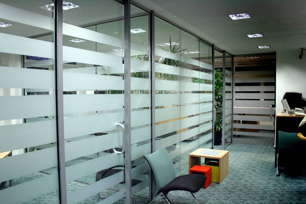 Ein Raum mit einem Stuhl und einem Tisch darin