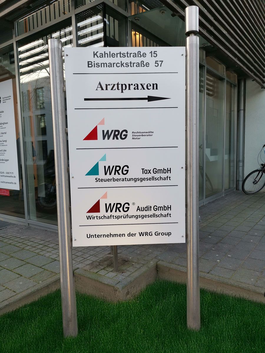 Ein Schild mit der Aufschrift „wrg“ vor einem Gebäude