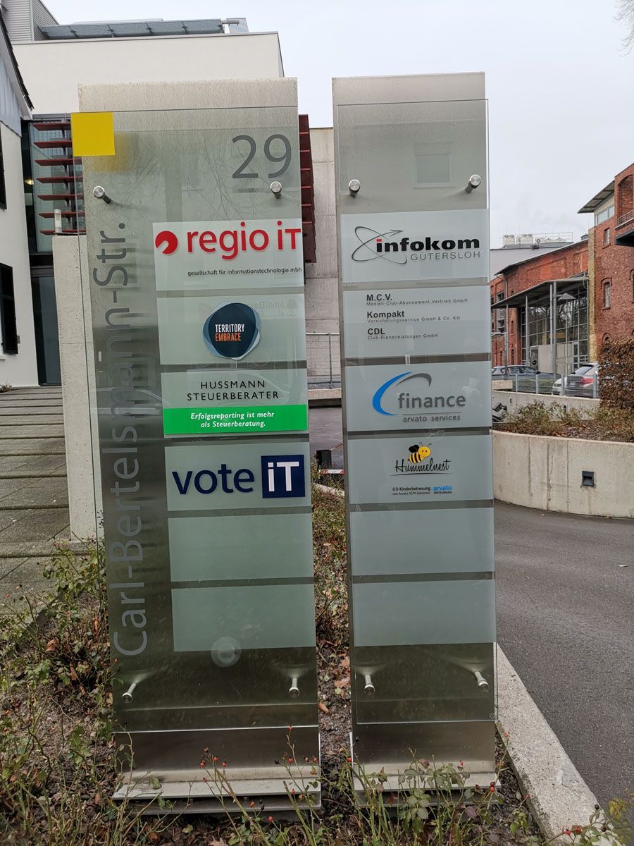 Ein Schild mit der Aufschrift „Stimmen Sie dafür ab“ vor einem Gebäude