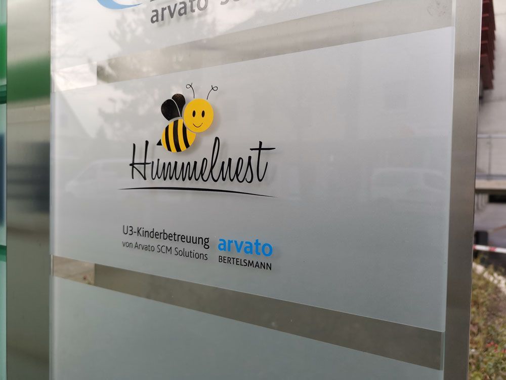 Ein Schild mit einer Biene darauf, auf dem Himmelcrest steht