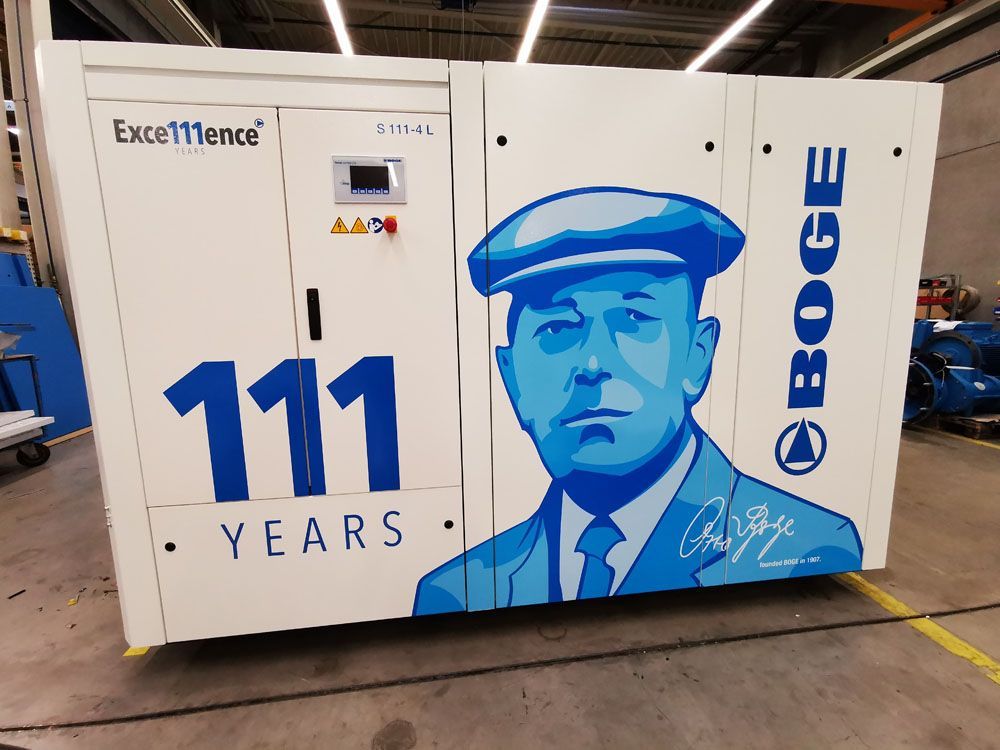 Ein Gemälde eines Mannes auf einer Kiste mit der Aufschrift „111 Jahre“