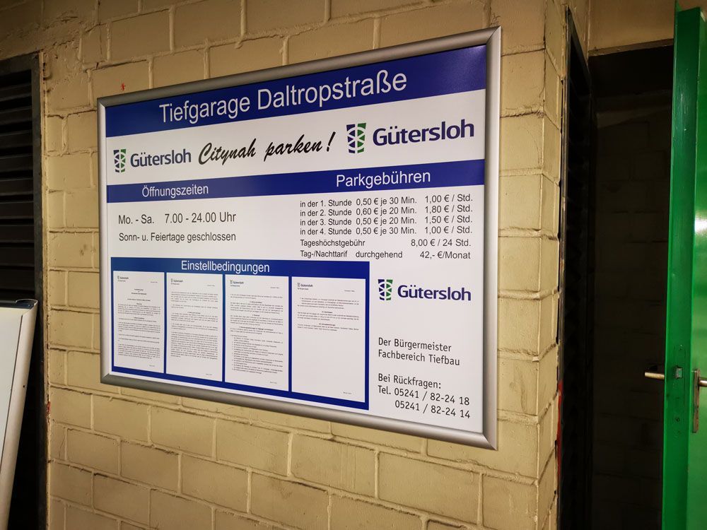 Ein Schild an einer Backsteinmauer mit der Aufschrift „Tiefgarage“