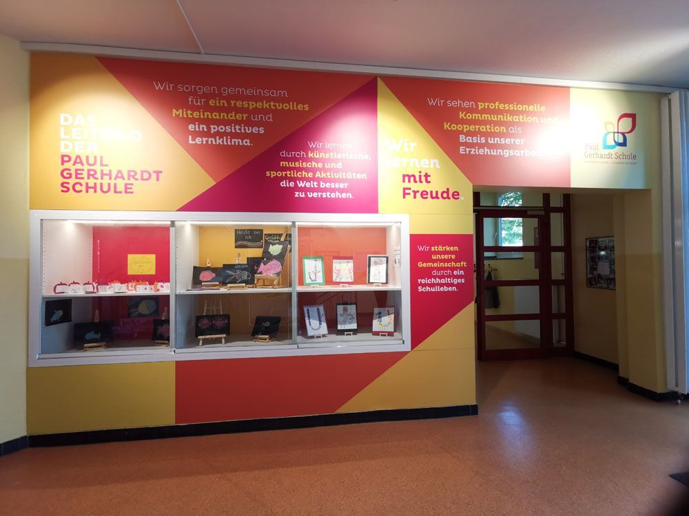 Ein Flur mit einem Schild mit der Aufschrift „Paul Bernhardt Schule“