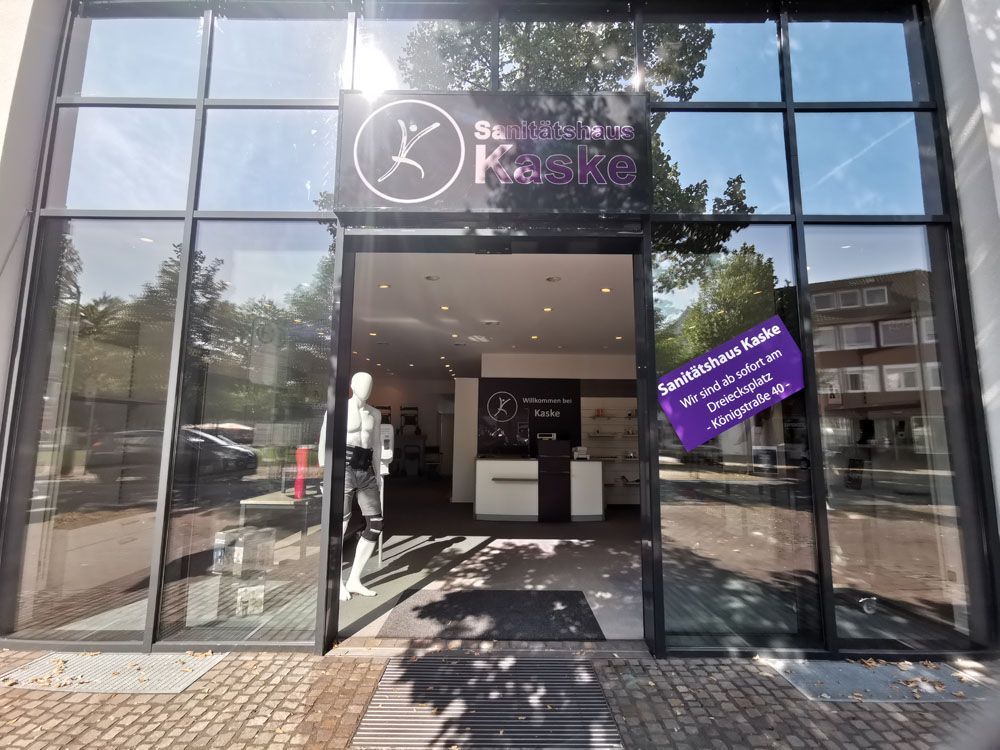 Eine Ladenfront mit einem Neonschild mit der Aufschrift „Kiosk“