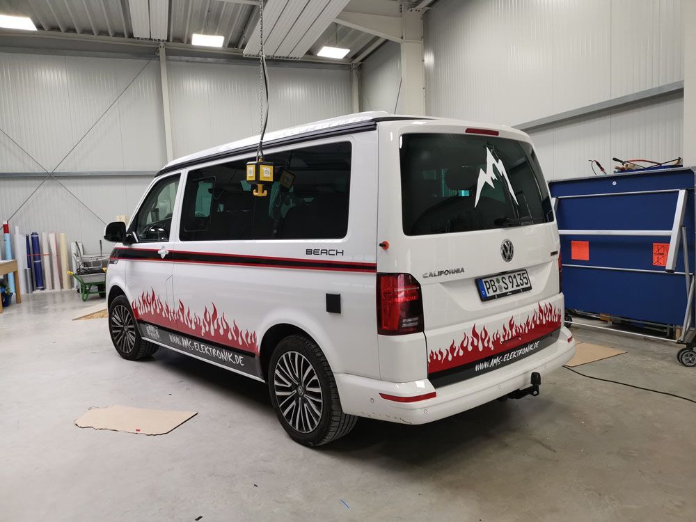 Ein weißer Lieferwagen steht in einer Lagerhalle.