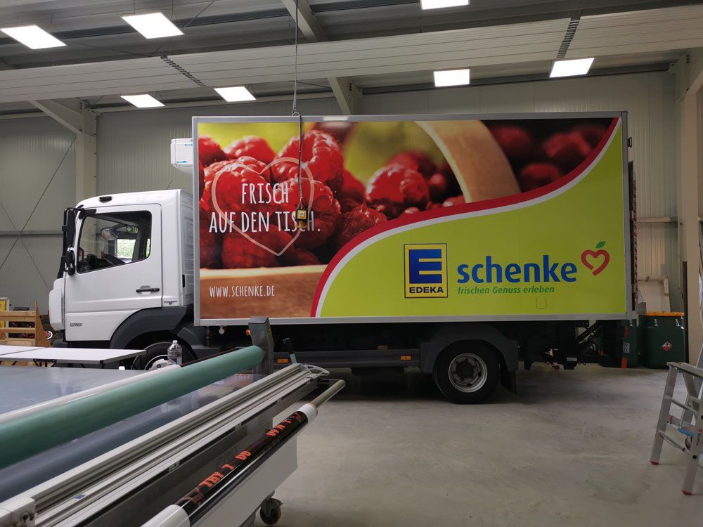 Ein Schenke-LKW steht in einem Lagerhaus