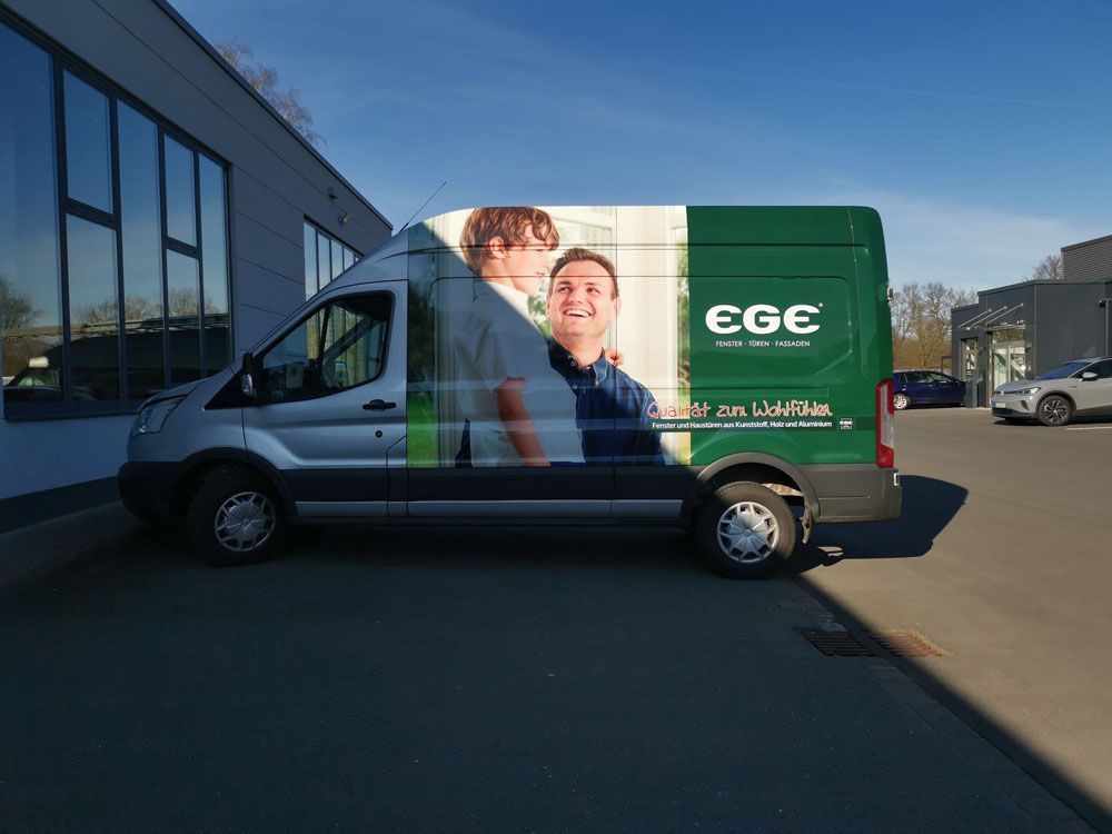 Ein grün-weißer Lieferwagen mit dem Wort ege darauf