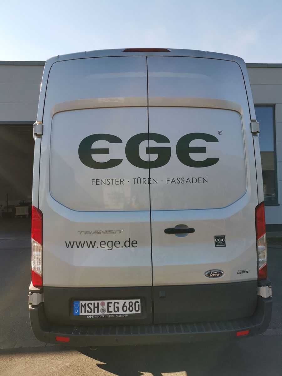 Die Rückseite eines weißen Lieferwagens mit dem Wort ege darauf